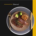 Grijze onderzetter onder een bord met gegrilde steak, broccoli en geroosterde knoflook.