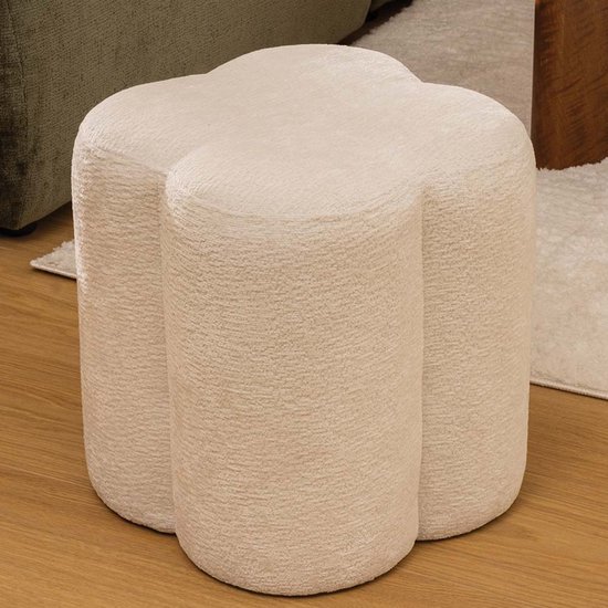 Pouffe blanc à quatre lobes, recouvert de tissu bouclé, dans un cadre de salon.