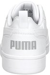 Achterkant van een witte Puma sneaker met groot Puma logo op de hiel.