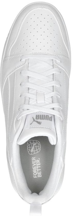 Bovenaanzicht van een witte Puma sneaker met 'FOREVER BETTER' op de binnenzool.