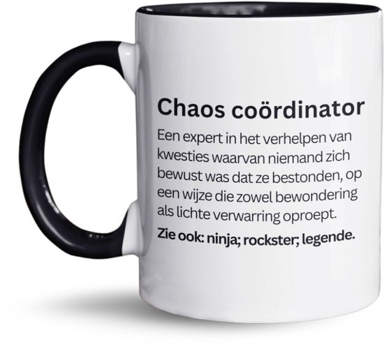 Witte mok met zwarte rand en oor. Tekst: "Chaos coördinator Een expert in het verhelpen van kwesties waarvan niemand zich bewust was dat ze bestonden, op een wijze die zowel bewondering als lichte verwarring oproept. Zie ook: ninja; rockster; legende."
