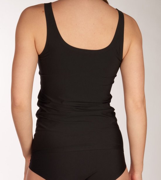 Zwarte singlet, achterkant zichtbaar met u-hals.