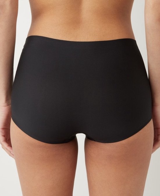 Achterkant van zwarte katoenen shorts op model.