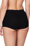 Zwarte short op een model met een zwarte elastische band.
