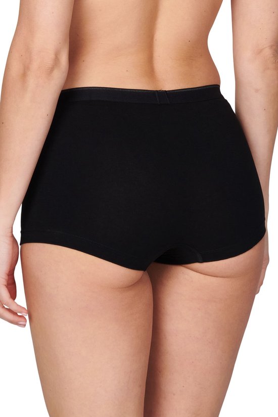 Zwarte short op een model met een zwarte elastische band.