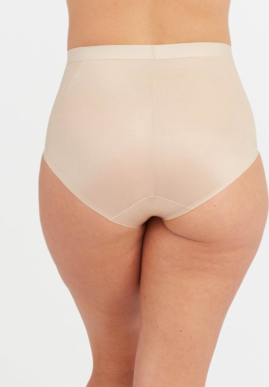 Nude hoge bikinislip van achteren gezien, met textuur en verstevigende inzetstukken. Gedragen door een model.