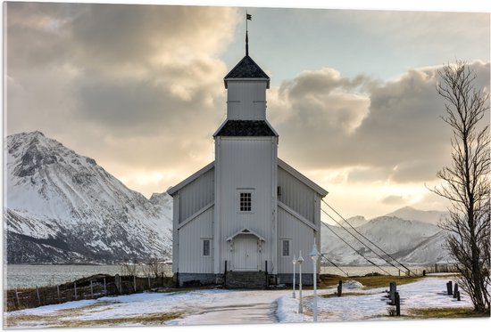 Acrylglas - Gimsoy Kerk in Noorwegen tijdens Zachte Winterdag - 105x70 cm Foto op Acrylglas (Wanddecoratie op Acrylaat)