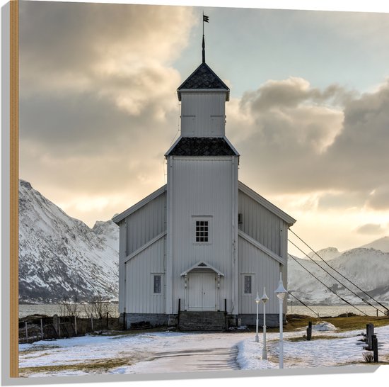 Hout - Gimsoy Kerk in Noorwegen tijdens Zachte Winterdag - 80x80 cm - 9 mm dik - Foto op Hout (Met Ophangsysteem)