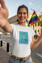 Shirt - I choose to be me - Wurban Wear | Grappig shirt | Pride | Unisex tshirt | Pride vlag | Regenboog vlag | LGBTQ | Make up | Gay | Liefde | Wit