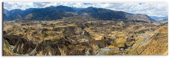 WallClassics - Dibond - Uitzicht over Bergen in Peru - 60x20 cm Foto op Aluminium (Met Ophangsysteem)