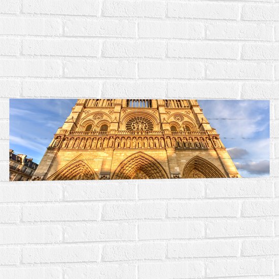 WallClassics - Muursticker - Vooraanzicht van de Notre Dame in Parijs - 90x30 cm Foto op Muursticker