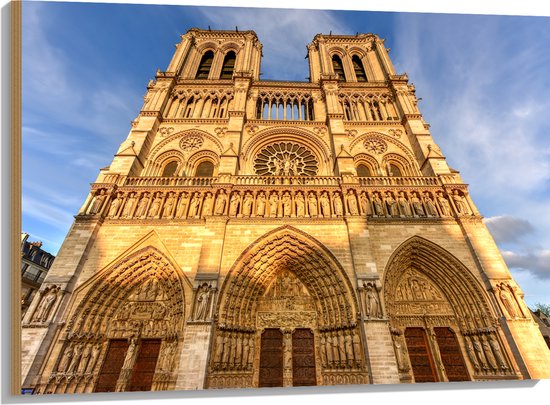WallClassics - Hout - Vooraanzicht van de Notre Dame in Parijs - 100x75 cm - 9 mm dik - Foto op Hout (Met Ophangsysteem)