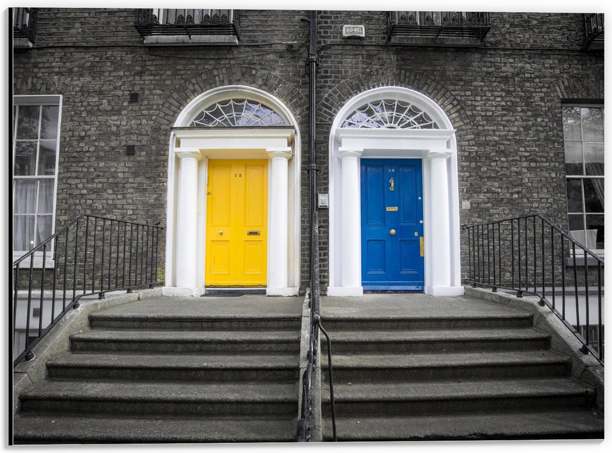 Dibond - Gebouw met Gele en Blauwe Voordeuren - 40x30 cm Foto op Aluminium (Met Ophangsyst