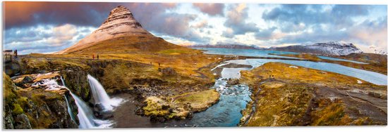 Acrylglas - Kirkjuffel Berg in Landschap van IJsland - 90x30 cm Foto op Acrylglas (Wanddecoratie op Acrylaat)