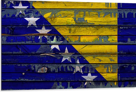 WallClassics - Dibond - Vlag van Bosnië op Houten Planken - 105x70 cm Foto op Aluminium (Wanddecoratie van metaal)