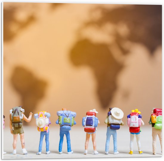 PVC Schuimplaat - Groepje Miniatuurpoppetjes kijkend naar Wereldkaart - 50x50 cm Foto op PVC Schuimplaat (Met Ophangsysteem)