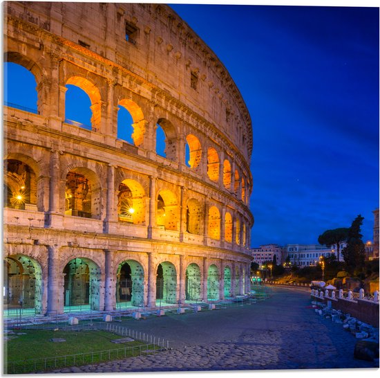 WallClassics - Acrylglas - Voetpad langs Colloseum van Rome in de Avond - 50x50 cm Foto op Acrylglas (Wanddecoratie op Acrylaat)