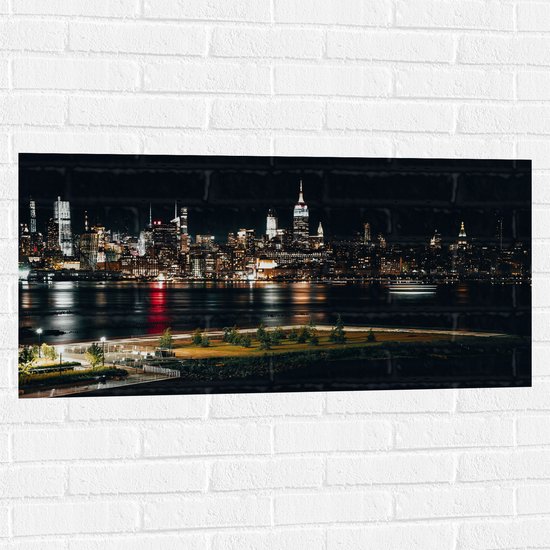 Muursticker - Skyline in New York in de Nacht - 100x50 cm Foto op Muursticker