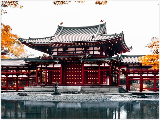 Poster Glanzend – Rode Boeddhistische Tempel in Japan met Oranje Bomen - 80x60 cm Foto op Posterpapier met Glanzende Afwerking