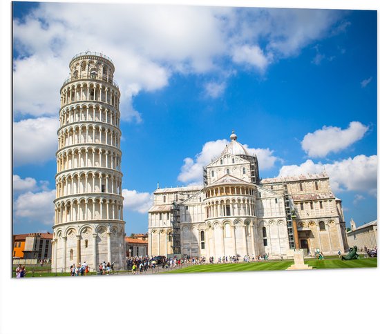 WallClassics - Dibond - Toeristische Toren van Pisa in Italië - 100x75 cm Foto op Aluminium (Wanddecoratie van metaal)