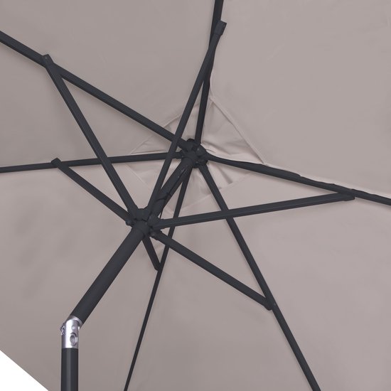 Van onderaf gezien, de zwarte constructie van de baleinen van een beige parasol.