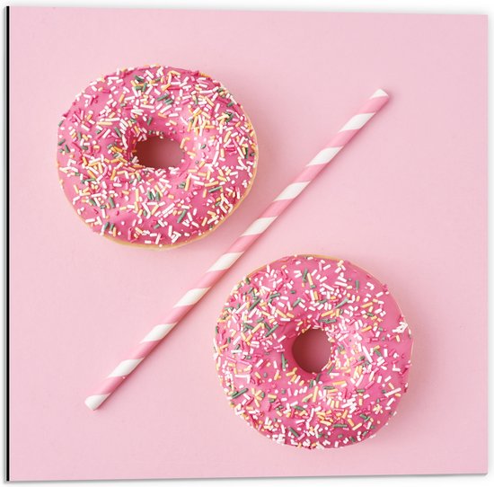 Dibond - Twee Roze Donuts met Rietje op Lichtroze Achtergrond - 50x50 cm Foto op Aluminium (Met Ophangsysteem)