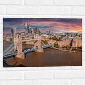 Muursticker - Uitzicht op Tower Bridge bij Ondergaande Zon, Londen - 60x40 cm Foto op Muursticker