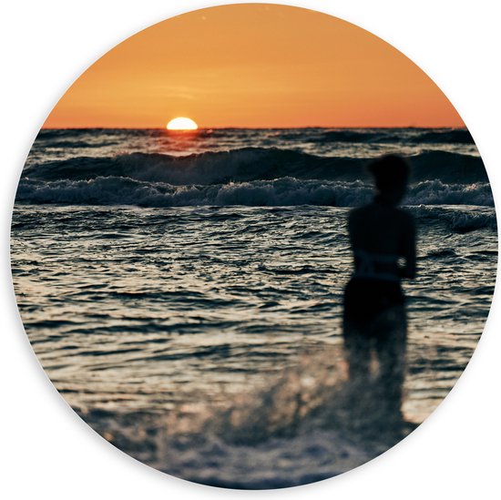 PVC Schuimplaat Muurcirkel - Silhouet van Vrouw in de Wilde Zee tijdens Zonsopkomst - 120x120 cm Foto op Muurcirkel (met ophangsysteem)