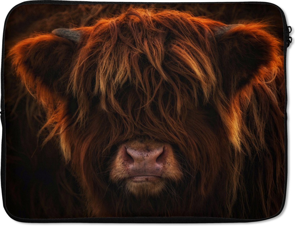 Laptophoes 15.6 inch - Schotse Hooglander - Koe - Zwart - Portret - Laptop sleeve - Binnenmaat 37x26 cm - Zwarte achterkant