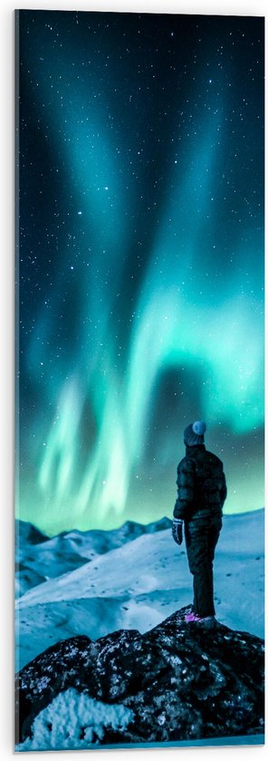 Acrylglas - Man Kijkend naar het Noorderlicht in Sneeuw Landschap - 30x90 cm Foto op Acrylglas (Met Ophangsysteem)