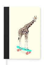 Notitieboek - Schrijfboek - Giraffe - Patroon - Skateboard - Roze - Dieren - Notitieboekje klein - A5 formaat - Schrijfblok