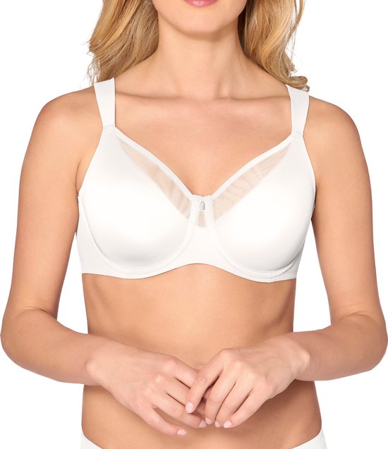 Een blonde vrouw draagt een witte Triumph beha met mesh inzetstukken.