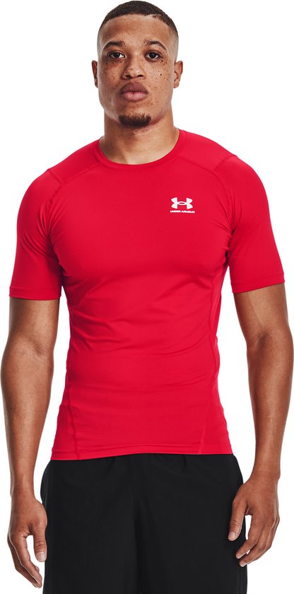 Man met rood sportshirt van Under Armour, korte mouwen, logo op borst.