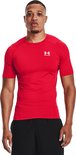 Man met rood sportshirt van Under Armour, korte mouwen, logo op borst.