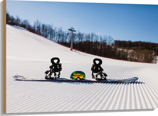 Hout - Snowboard met Bril op Perfect Wintersport Landschap - 100x75 cm - 9 mm dik - Foto op Hout (Met Ophangsysteem)