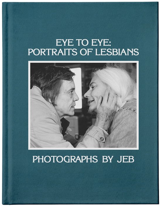 Blauw boek getiteld Eye to Eye: Portraits of Lesbians met een zwart-witfoto van twee vrouwen die elkaar aankijken.