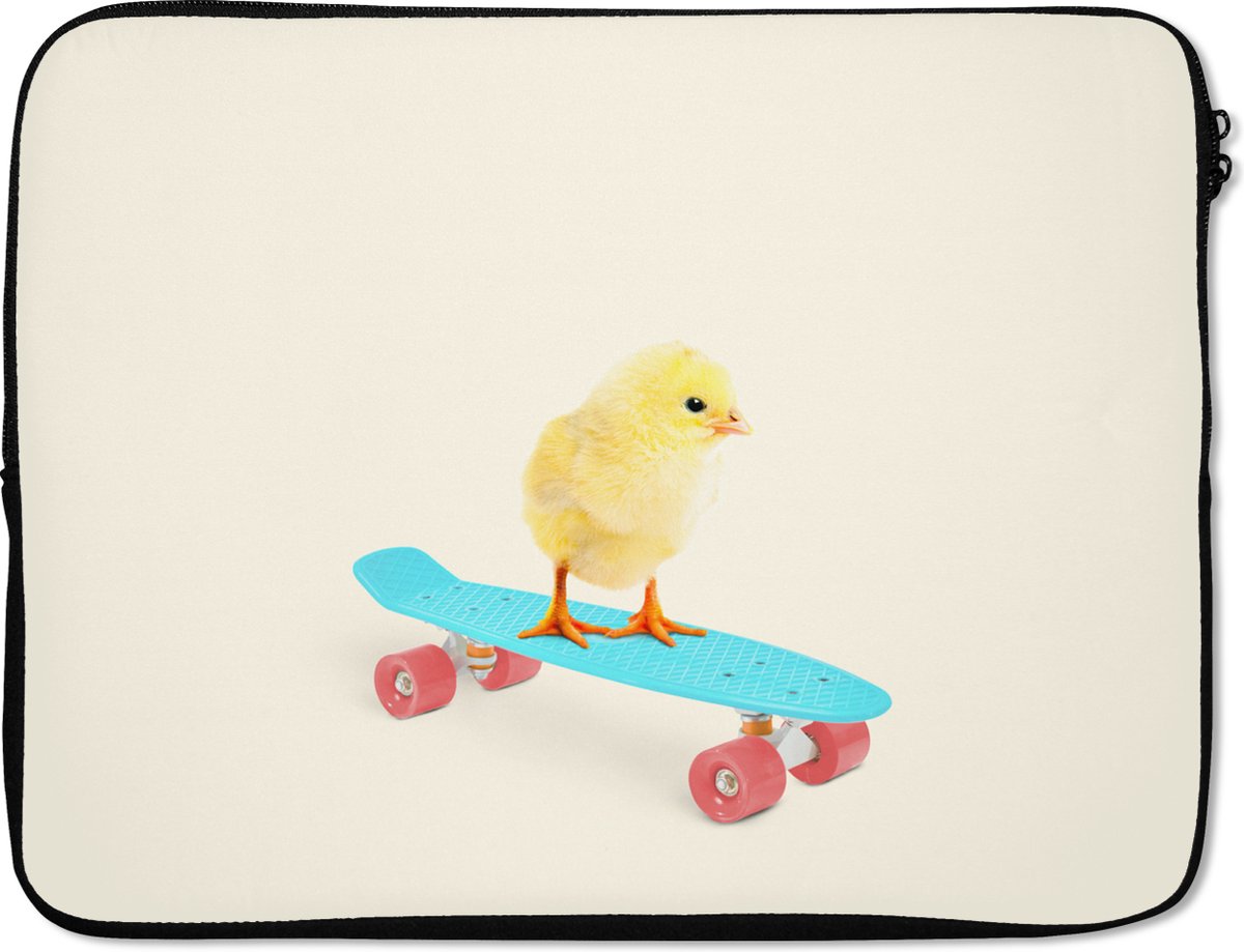 Laptophoes 15.6 inch - Kuiken - Geel - Skateboard - Blauw - Dieren - Laptop sleeve - Binnenmaat 37x26 cm - Zwarte achterkant