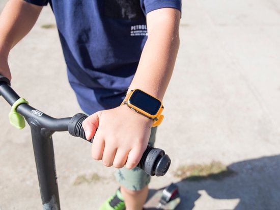 One2track Connect UP oranje | GPS horloge voor kinderen | Bekijk de locatie van je kind. Stel veilige zones in. En videobellen met de leukste smartwatch voor kinderen