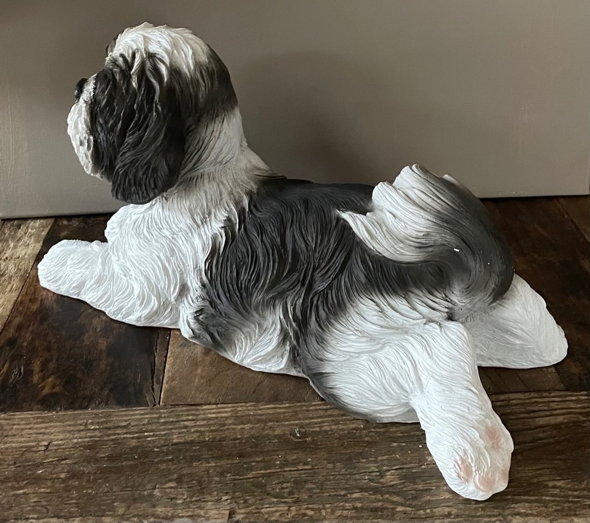 BEELD HONDJE-BOOMER-ZWART/WIT-LIGGEND-DECORATIEF-37 X 19 X 16 CM.