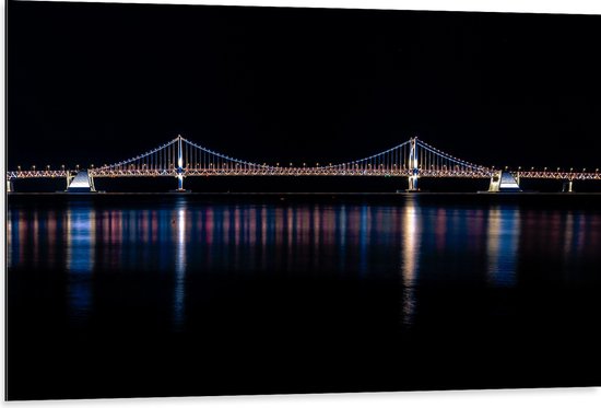 Dibond - Gwanganbrug in de Nacht met lichtjes - 105x70 cm Foto op Aluminium (Met Ophangsysteem)