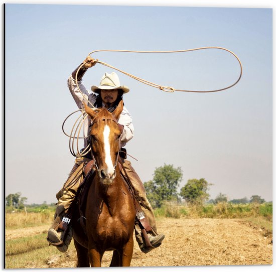Dibond - Rijdende Cowboy met Lasso - 50x50 cm Foto op Aluminium (Met Ophangsysteem)