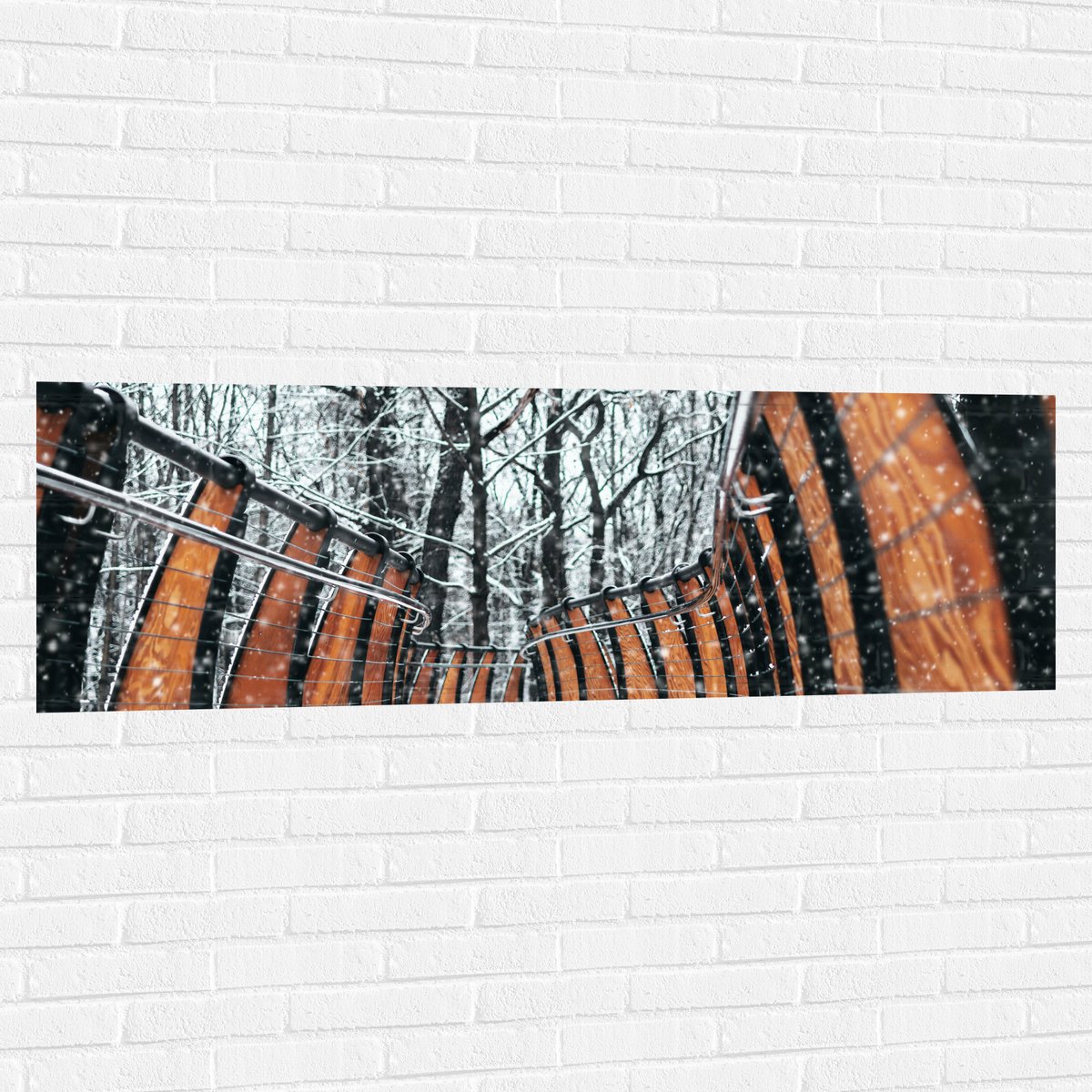 Muursticker - Hekwerk in Ondergesneeuwd Bos - 150x50 cm Foto op Muursticker