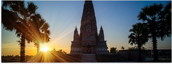 Poster Glanzend – Ondergaande Zon Verdwijnend achter Wat Panyanantarm Tempel in Thailand - 60x20 cm Foto op Posterpapier met Glanzende Afwerking