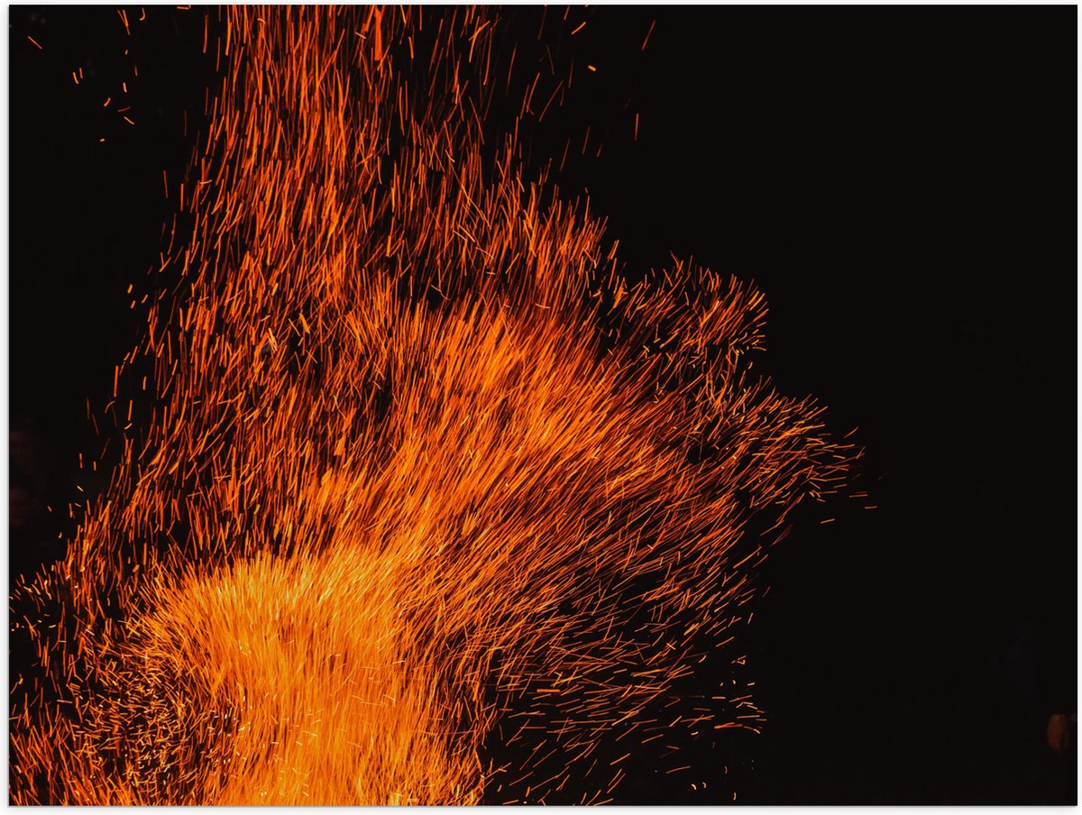 Poster (Mat) - Oranje Spetters van Vuurkorf - 80x60 cm Foto op Posterpapier met een Matte 