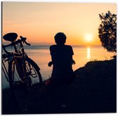 Dibond - Silhouet van Rustende Fietser met Fiets aan het Water bij Zonsondergang - 50x50 cm Foto op Aluminium (Wanddecoratie van metaal)