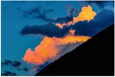 Poster Glanzend – Lichte en Donkere Wolken in de Lucht achter Berg - 90x60 cm Foto op Posterpapier met Glanzende Afwerking