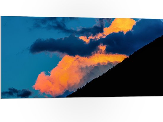 PVC Schuimplaat- Lichte en Donkere Wolken in de Lucht achter Berg - 100x50 cm Foto op PVC Schuimplaat