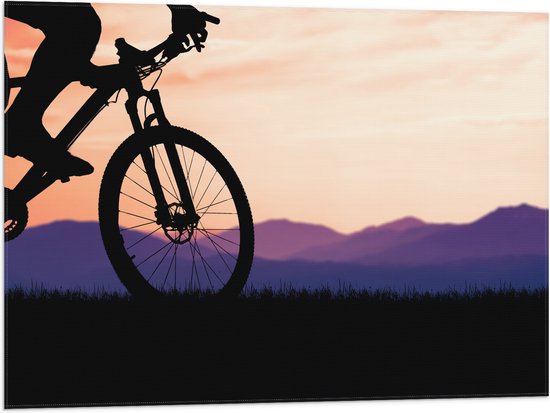 Vlag - Silhouet van Persoon op Mountainbike Fietsend door Berggebied - 80x60 cm Foto op Polyester Vlag