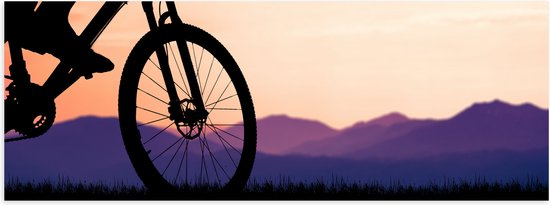 Poster Glanzend – Silhouet van Persoon op Mountainbike Fietsend door Berggebied - 90x30 cm Foto op Posterpapier met Glanzende Afwerking