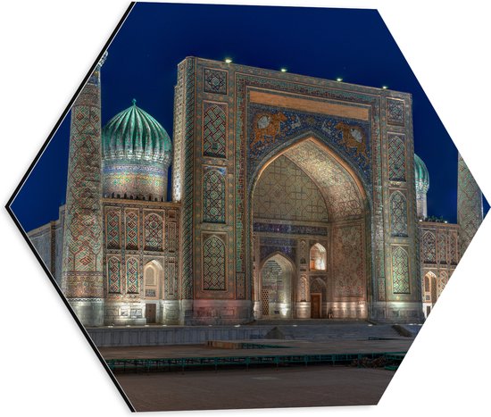 Dibond Hexagon - Sher Dor Madrasah Tempel in Oezbekistan - 40x34.8 cm Foto op Hexagon (Met Ophangsysteem)